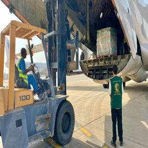 وصول الطائرة الإغاثية الثانية عشر ضمن الجسر الجوي السعودي لمساعدة الشعب السوداني بورتسودان
