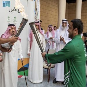 سموُّ أمير منطقة الرياض يتسلم شعلة دورة الألعاب السعودية 2023