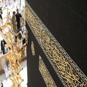 جريًا على العادة السنوية .. الكعبة تتزين بمطلع العام 1447هـ بحلتها الجديدة
