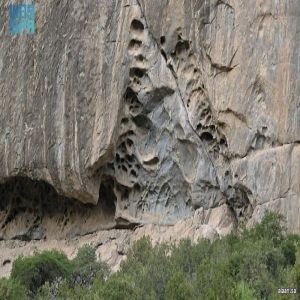 جبال تنومة .. وجهة بارزة لعشاق السياحة الجيولوجية